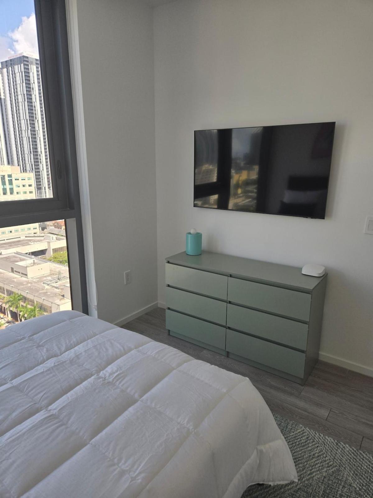 & Brickell 2br - High Rise & Skyline Views Apartment *