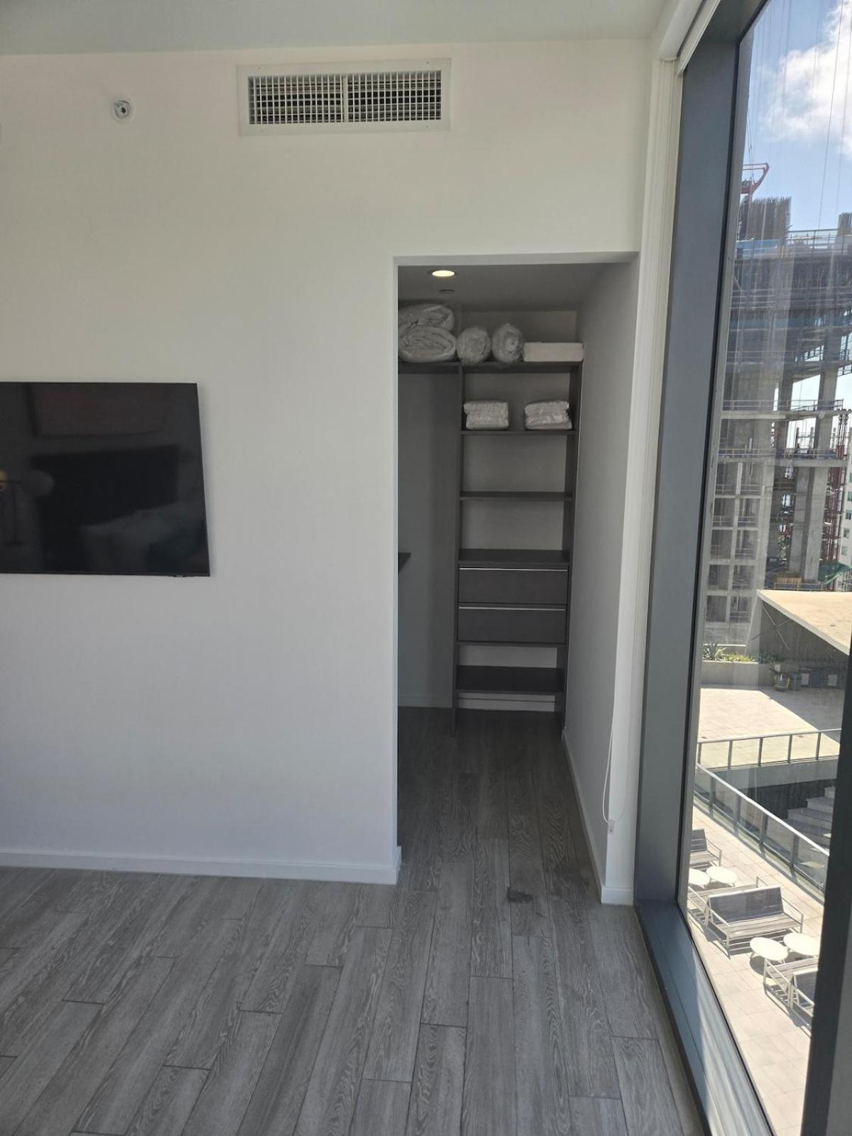 & Brickell 2br - High Rise & Skyline Views *