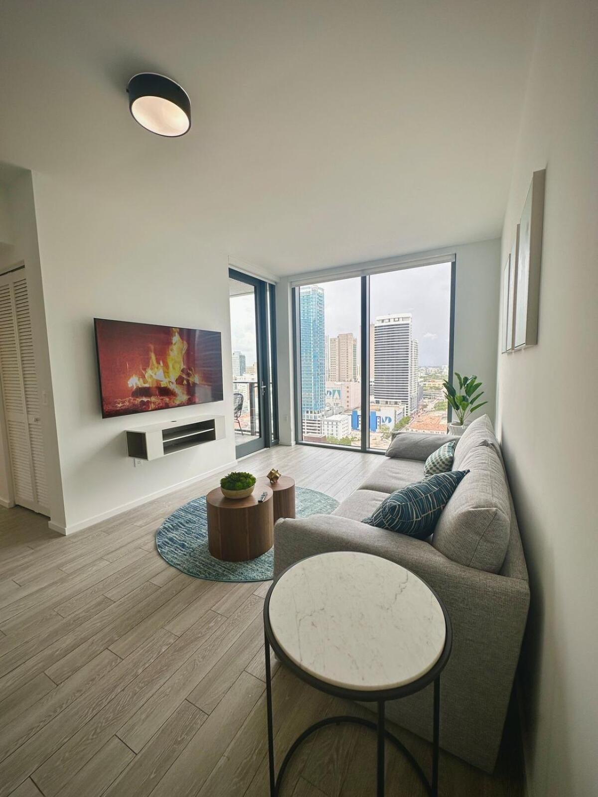 & Brickell 2br - High Rise & Skyline Views Apartment Miami